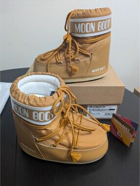 Moon Boot Classic Beige Winter Snow Boots with Original Box and Bag - NEW